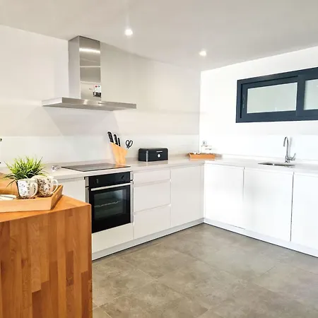 Beautiful 2 Bedroom Blue Sea Views Apartment